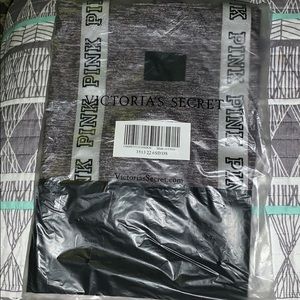 🍓NWT Victoria’s Secret pink zipping bag gray